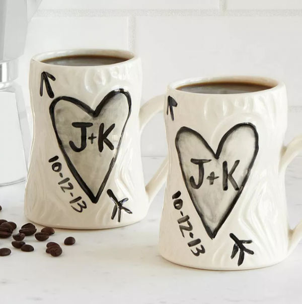 Mug dengan gambar kunci hati yang melambangkan kemesraan